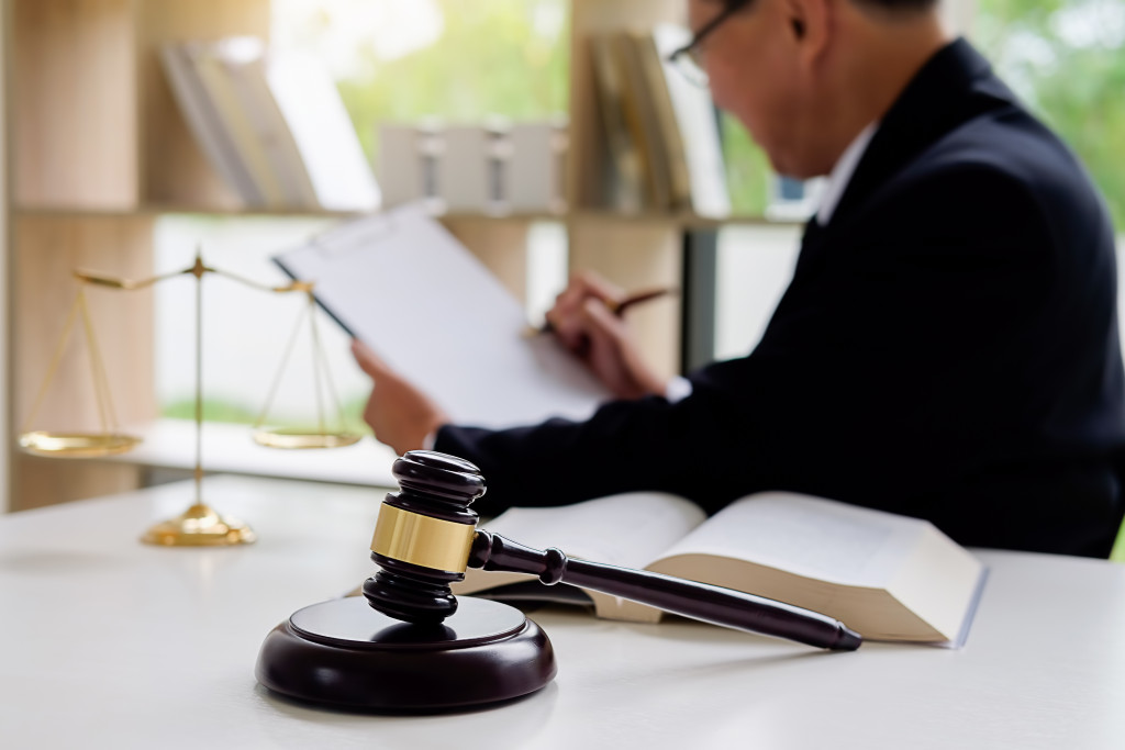 Understanding business law
